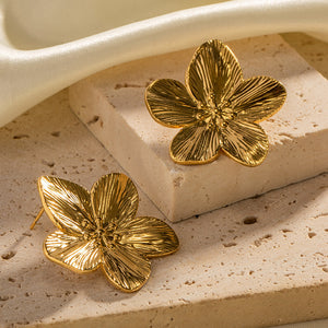 ARETES CHUNKY FLOR DORADA: Versatilidad y Estilo